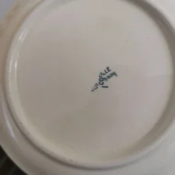 Saucière en terre de fer faïencerie de Longchamp décor Coquille
