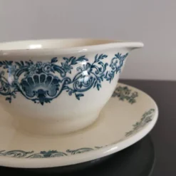 Saucière en terre de fer faïencerie de Longchamp décor Coquille