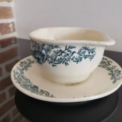 Saucière en terre de fer faïencerie de Longchamp décor Coquille