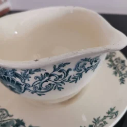 Saucière en terre de fer faïencerie de Longchamp décor Coquille