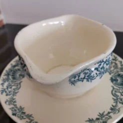 Saucière en terre de fer faïencerie de Longchamp décor Coquille