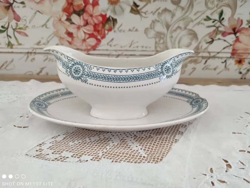 Saucière en terre de fer sarreguemines modèle carina décor frise bleue