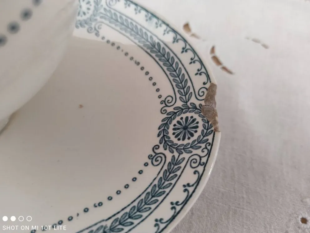 Saucière en terre de fer sarreguemines modèle carina décor frise bleue