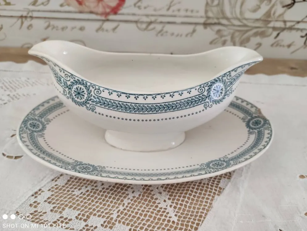 Saucière en terre de fer sarreguemines modèle carina décor frise bleue