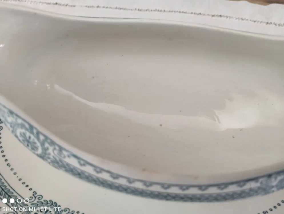 Saucière en terre de fer sarreguemines modèle carina décor frise bleue