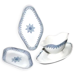 Saucière et 2 raviers en faïence Saint Amand décor rosace bleu marine Primax