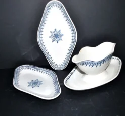 Saucière et 2 raviers en faïence Saint Amand décor rosace bleu marine Primax
