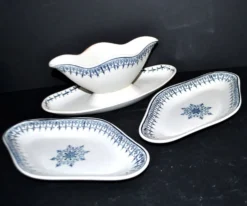 Saucière et 2 raviers en faïence Saint Amand décor rosace bleu marine Primax