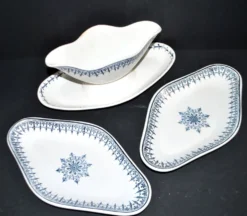 Saucière et 2 raviers en faïence Saint Amand décor rosace bleu marine Primax