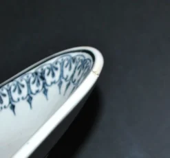 Saucière et 2 raviers en faïence Saint Amand décor rosace bleu marine Primax