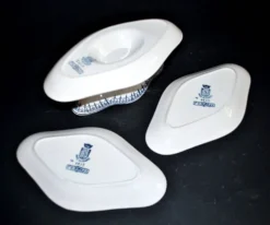 Saucière et 2 raviers en faïence Saint Amand décor rosace bleu marine Primax