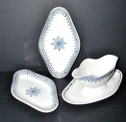 Saucière et 2 raviers en faïence Saint Amand décor rosace bleu marine Primax