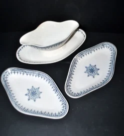 Saucière et 2 raviers en faïence Saint Amand décor rosace bleu marine Primax