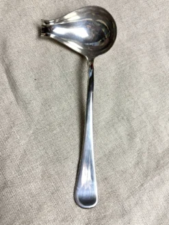 Saucière et sa cuillère en métal argenté