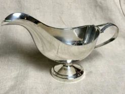 Saucière et sa cuillère en métal argenté