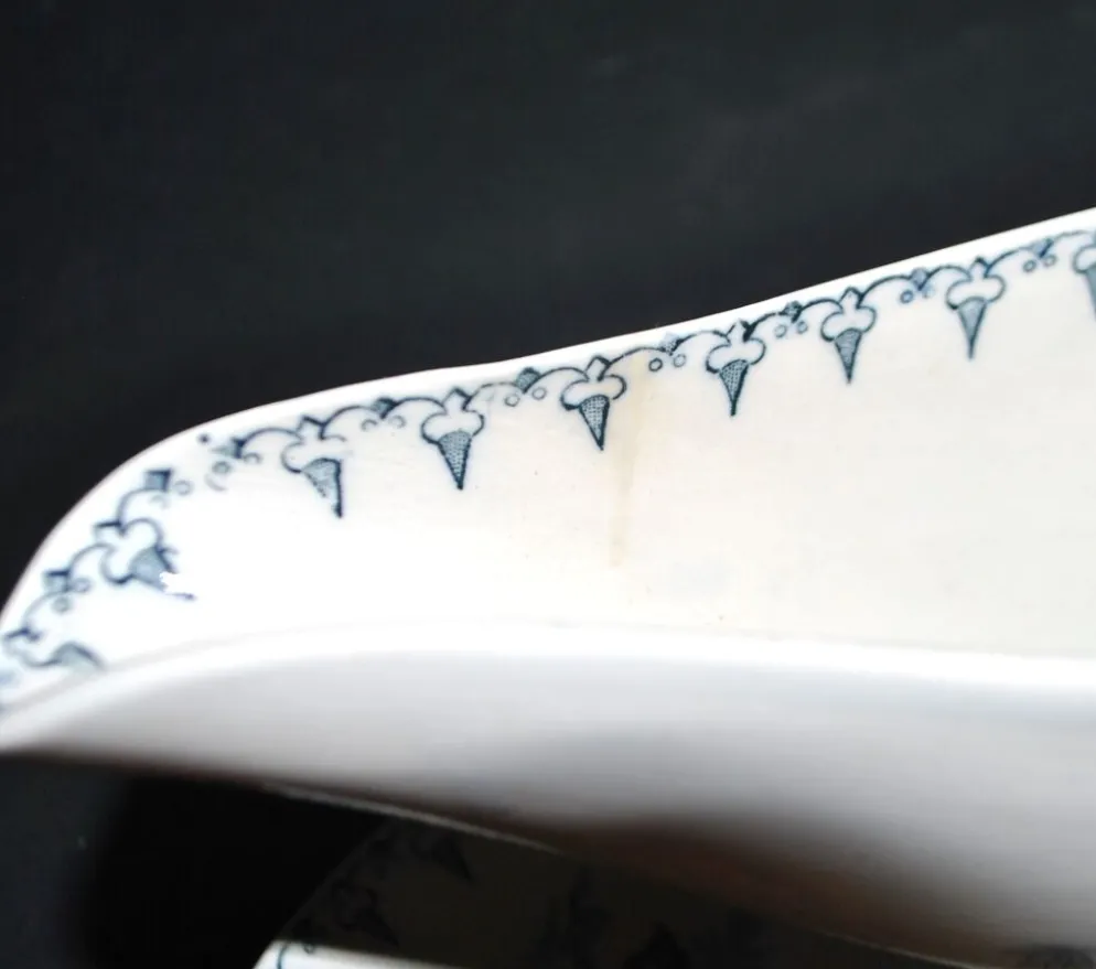 Saucière Flore ancienne en faïence opaque Sarreguemines Utschneider