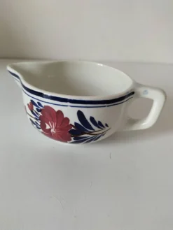 Saucière Gien ancienne – décor floral rouge & bleu – porcelaine opaque