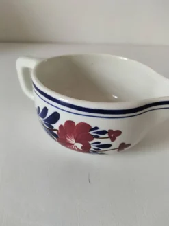 Saucière Gien ancienne – décor floral rouge & bleu – porcelaine opaque