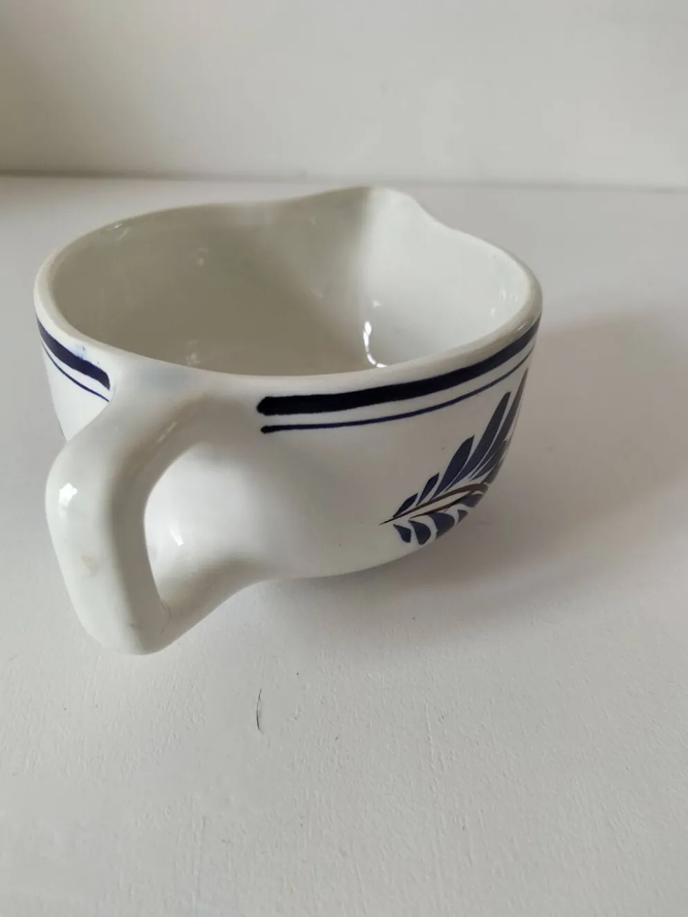 Saucière Gien ancienne – décor floral rouge & bleu – porcelaine opaque