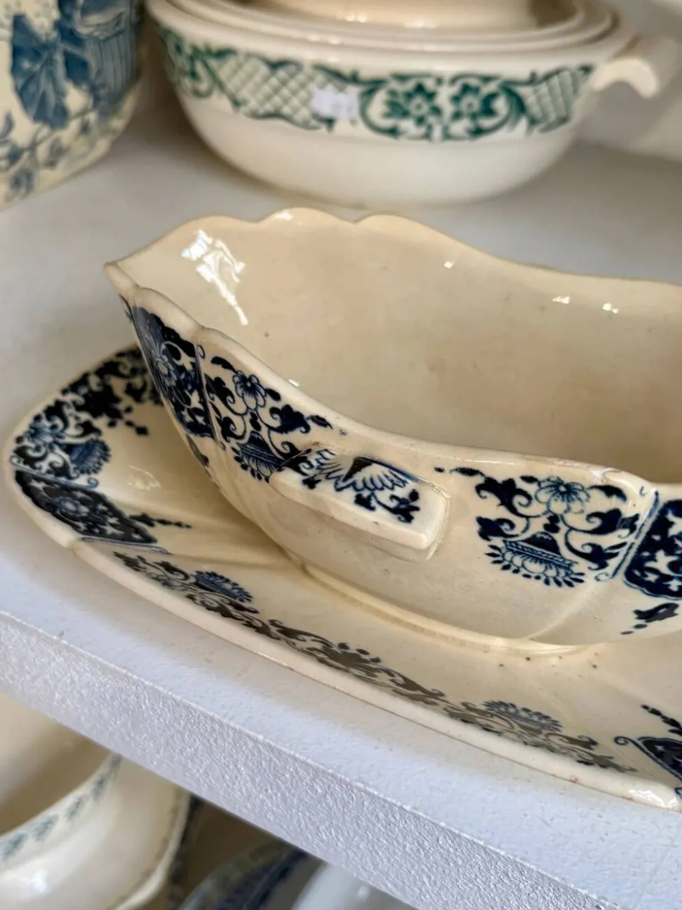 Saucière Gien en terre de fer bleue, service "Ibis bleu" n°1
