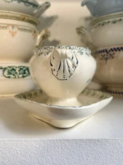 Saucière H.Boulenger à Choisy-le-Roi en terre de fer, service "Cyclamen"