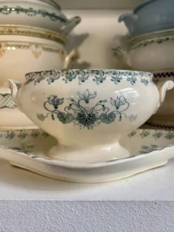 Saucière H.Boulenger à Choisy-le-Roi en terre de fer, service "Cyclamen"