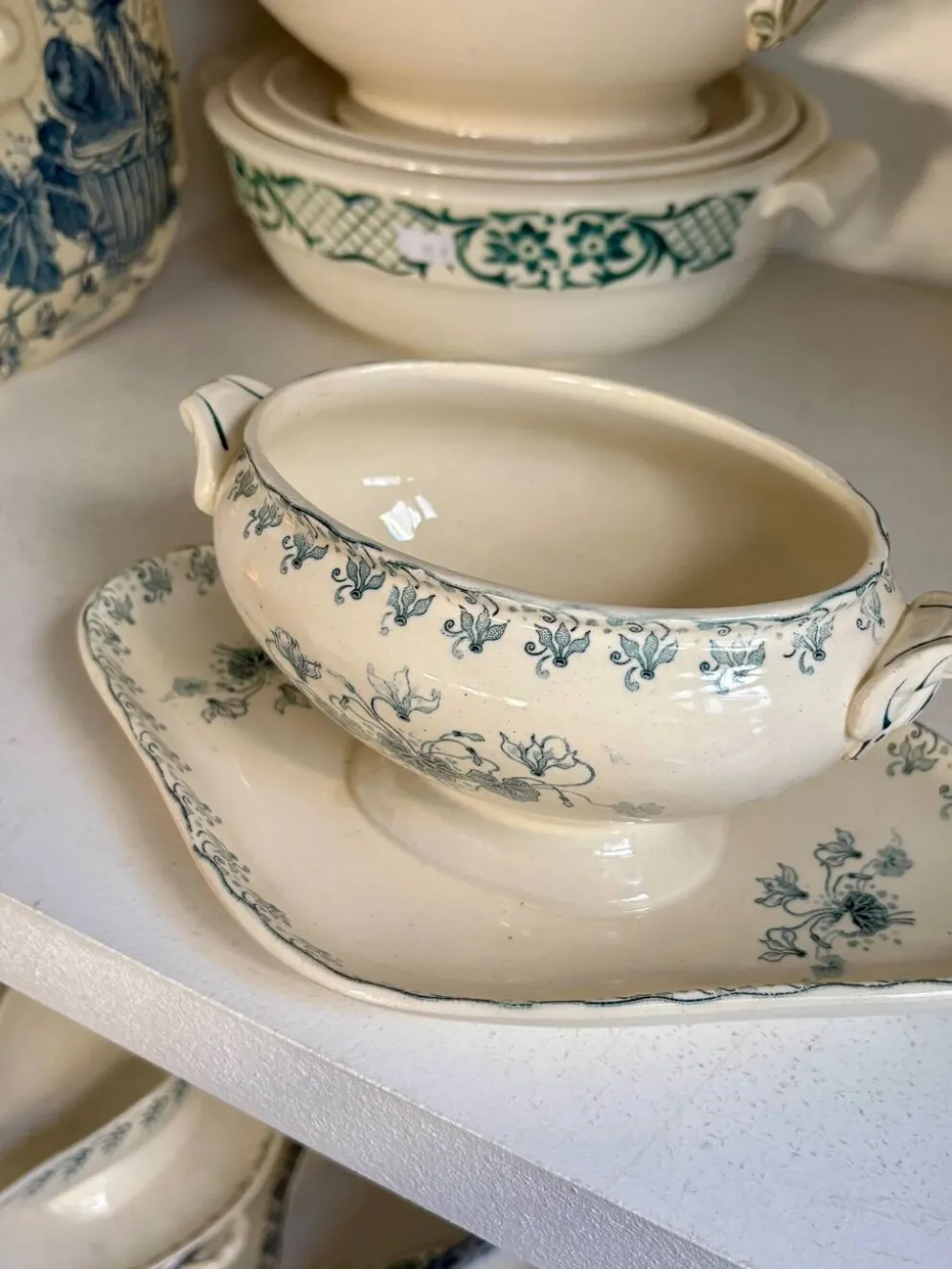 Saucière H.Boulenger à Choisy-le-Roi en terre de fer, service "Cyclamen"