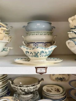 Saucière Longwy en terre de fer bleue, service "Chartres"