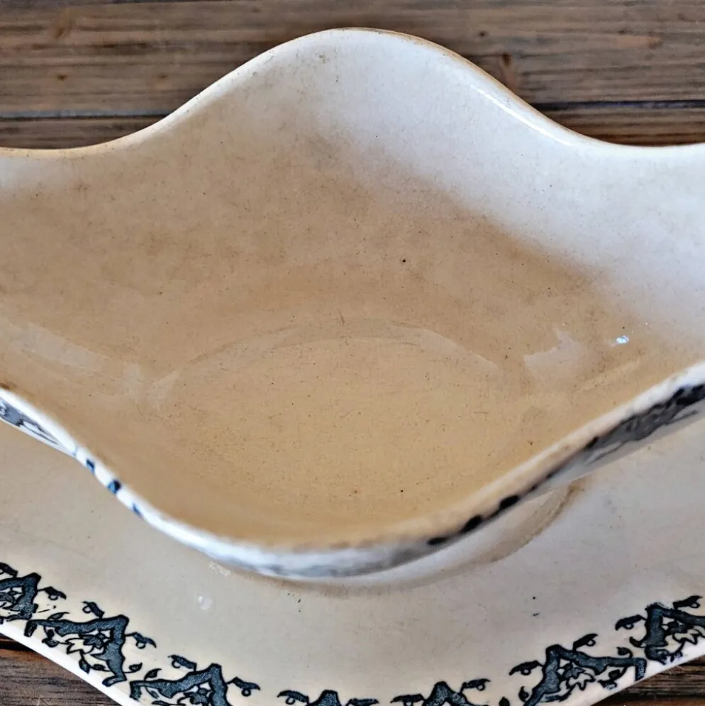 Saucière Longwy terre de fer Rhodes, fin 19 ème, décor bleu
