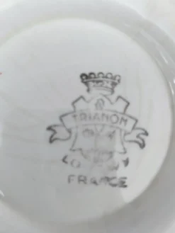 Saucière ronde sur dormant en faïence Longwy France modèle Trianon