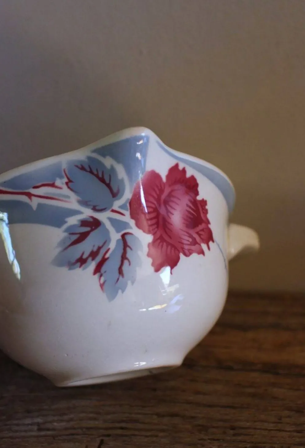 Saucière Rose rouge feuillage bleu Antinea Sarreguemines Art déco