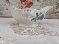 Saucière salins france en faïence mouchetée décor foral bleu clair