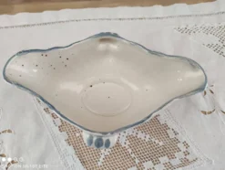 Saucière salins france en faïence mouchetée décor foral bleu clair
