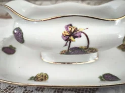 Saucière sur dormant en porcelaine de Limoges décor panier d'hortensias