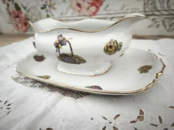 Saucière sur dormant en porcelaine de Limoges décor panier d'hortensias
