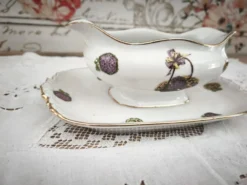 Saucière sur dormant en porcelaine de Limoges décor panier d'hortensias
