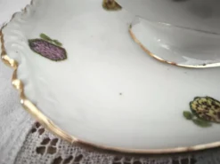 Saucière sur dormant en porcelaine de Limoges décor panier d'hortensias