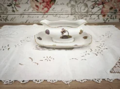 Saucière sur dormant en porcelaine de Limoges décor panier d'hortensias
