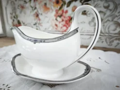 Saucière sur dormant en porcelaine anglaise Wedgwood modèle Amherst