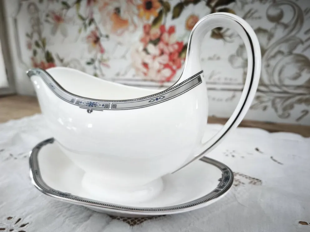Saucière sur dormant en porcelaine anglaise Wedgwood modèle Amherst