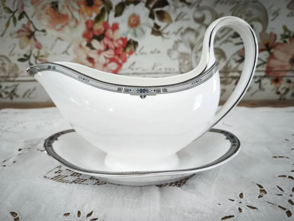 Saucière sur dormant en porcelaine anglaise Wedgwood modèle Amherst