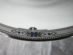 Saucière sur dormant en porcelaine anglaise Wedgwood modèle Amherst