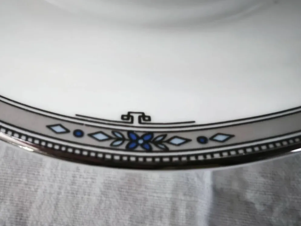 Saucière sur dormant en porcelaine anglaise Wedgwood modèle Amherst