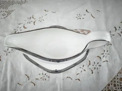Saucière sur dormant en porcelaine anglaise Wedgwood modèle Amherst