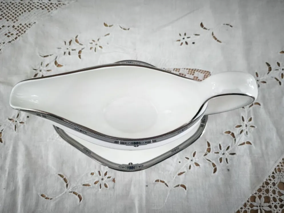 Saucière sur dormant en porcelaine anglaise Wedgwood modèle Amherst