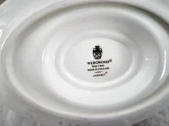 Saucière sur dormant en porcelaine anglaise Wedgwood modèle Amherst