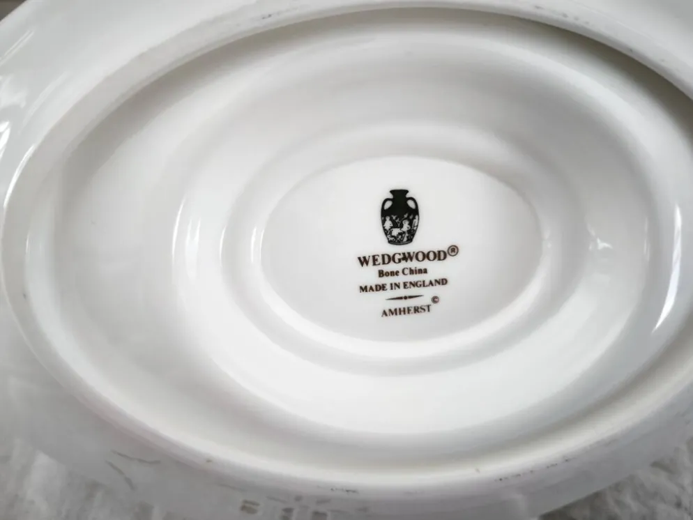 Saucière sur dormant en porcelaine anglaise Wedgwood modèle Amherst