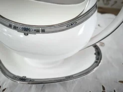 Saucière sur dormant en porcelaine anglaise Wedgwood modèle Amherst