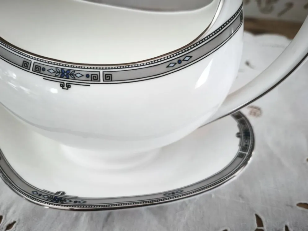 Saucière sur dormant en porcelaine anglaise Wedgwood modèle Amherst