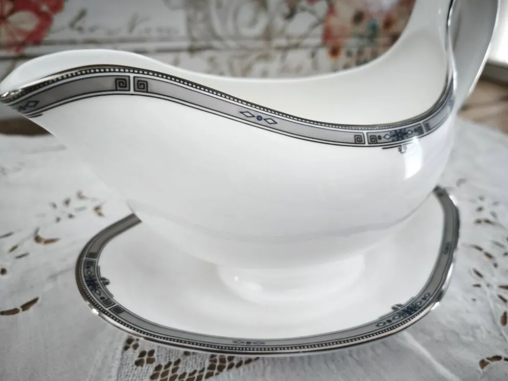 Saucière sur dormant en porcelaine anglaise Wedgwood modèle Amherst